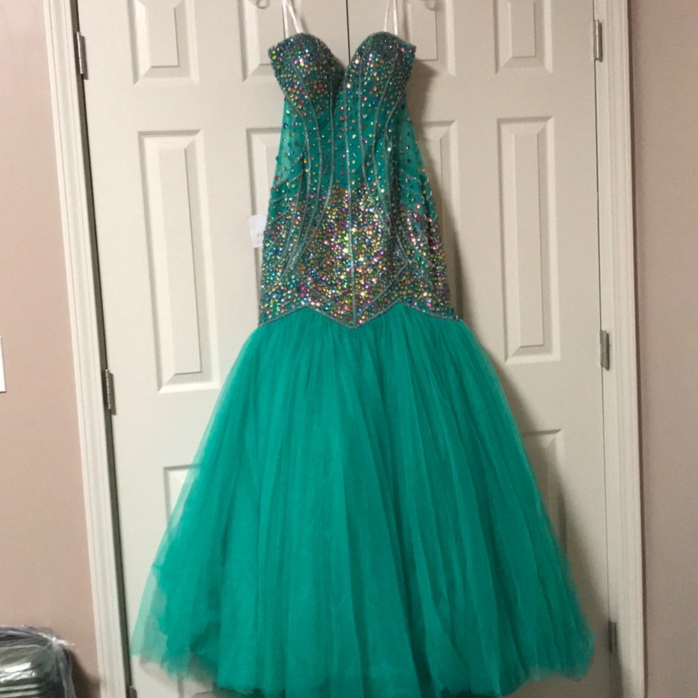 Prom dress never worn with tag on it